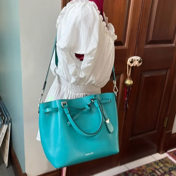 Michael Kors  bucket bag  shoulder or Crossbody bag  leather  aqua  leather
Inte - Picture 3 of 17